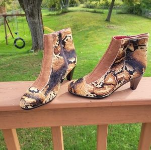 Helle Comfort LaBonita animal print leather bootie Sz 7.